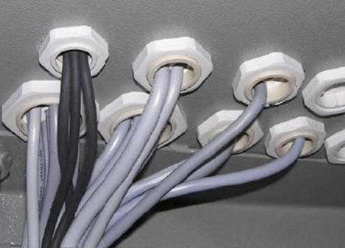加橡膠墊圈以保護(hù)電纜